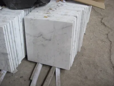 China Carrara Billig/Natur/Steinweiße Marmorplatten Wohnungsinnenausstattung/Design-Bodenbelag/Wandverkleidung/Arbeitsplatte/Treppenfliesen/Platten